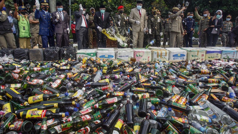 15.226 Botol Minuman Keras Hasil Operasi Pekat Dimusnahkan Satpol PP Bogor - Bagian 2