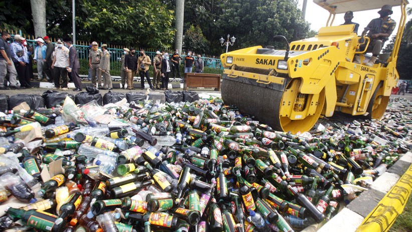 15.226 Botol Minuman Keras Hasil Operasi Pekat Dimusnahkan Satpol PP Bogor - Bagian 1