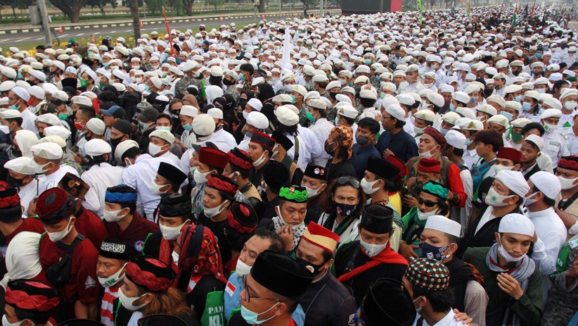 Tertutup Massa Habib Rizieq, WNA Penumpang Pesawat Jalan Kaki Menuju Bandara - Bagian 3