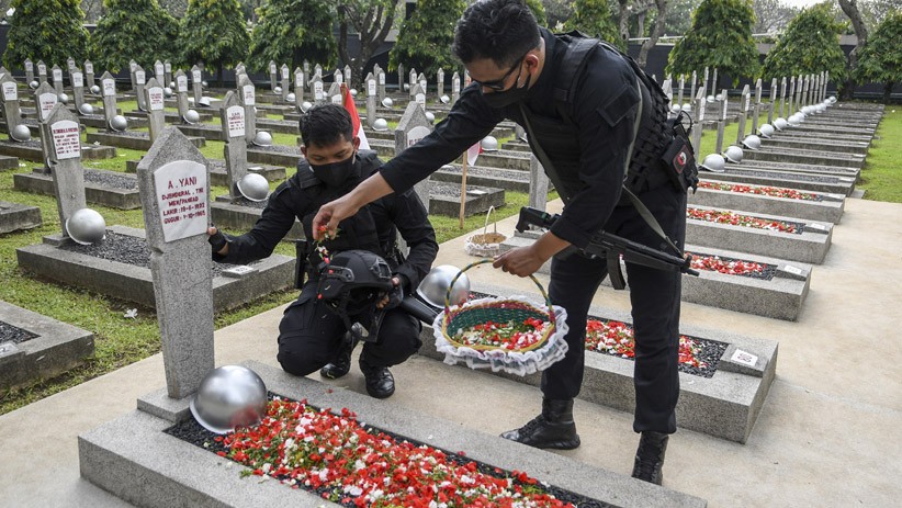 Presiden Jokowi Tabur Bunga di Taman Makam Pahlawan Kalibata - Bagian 4