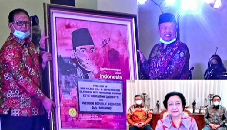 title Megawati Bangga 3 Kader PDIP di Semarang, Solo, dan Surabaya Sabet City of Intellectual Megawati Bangga 3 Kader PDIP di Semarang, Solo, dan Surabaya Sabet City of Intellectual