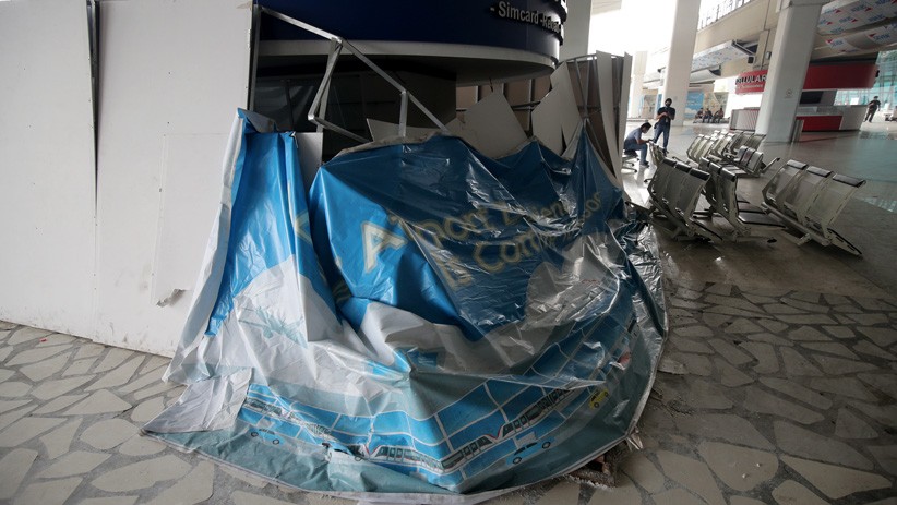 Massa Pendukung Habib Rizieq Membludak, Fasilitas Bandara Soekarno Hatta Rusak - Bagian 3