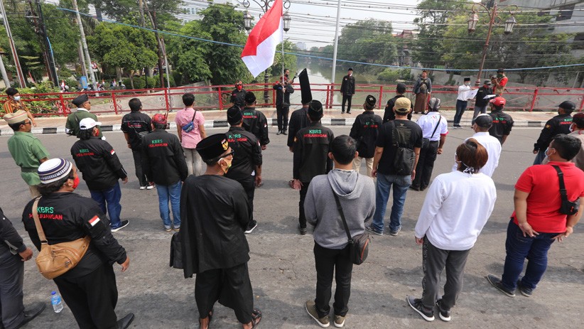 Puluhan Warga Surabaya Gelar Upacara Hari Pahlawan di Jembatan Merah - Bagian 1