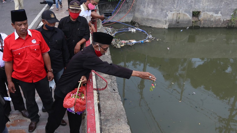 Puluhan Warga Surabaya Gelar Upacara Hari Pahlawan di Jembatan Merah - Bagian 4