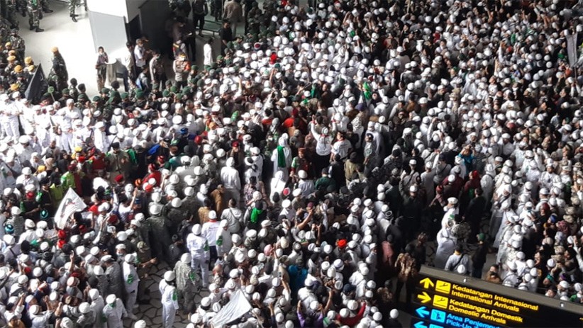 Massa Pendukung Habib Rizieq Baca Selawat Nabi di Bandara Soekarno Hatta - Bagian 2