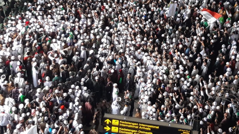 Massa Pendukung Habib Rizieq Baca Selawat Nabi di Bandara Soekarno Hatta - Bagian 3