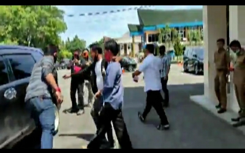 Tersangka Pengancaman, Oknum Aktivis Ditangkap saat Keluar dari Ruangan Bupati Lahat