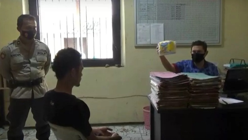 Tak Punya Uang, Bapak Muda di Probolinggo Curi Popok Rp18.000 untuk Bayinya