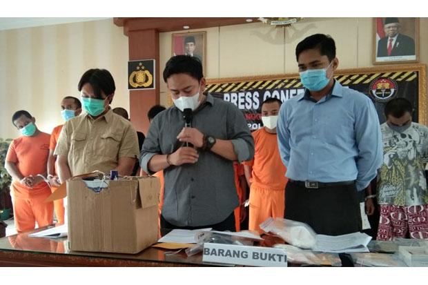 Pasutri Ini Kompak Edarkan Pil Koplo, Suami Pesan via Online Istri yang Jualan