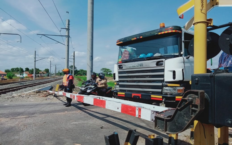 Truk Longbed Nyangkut Rel Kereta Api di Kawasan Wonosari Klaten, PT KAI Minta Ganti Rugi