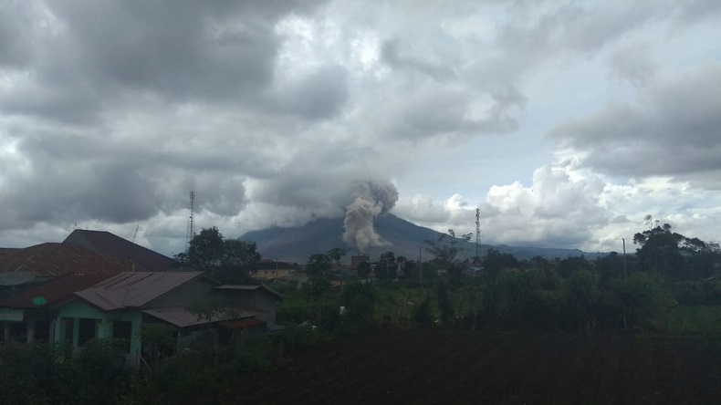 Gunung Sinabung Luncurkan Guguran Awan Panas Sejauh 1,5 Km