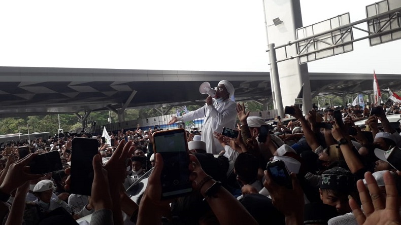 Bandara Soetta Ramai Massa Penjemput Habib Rizieq, 3 Penerbangan ke Semarang Delay