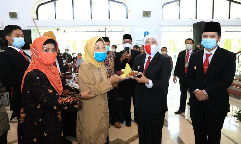 title Khofifah Ajak Masyarakat Jatim Jadi Pahlawan di Lingkungan Masing-Masing Khofifah Ajak Masyarakat Jatim Jadi Pahlawan di Lingkungan Masing-Masing