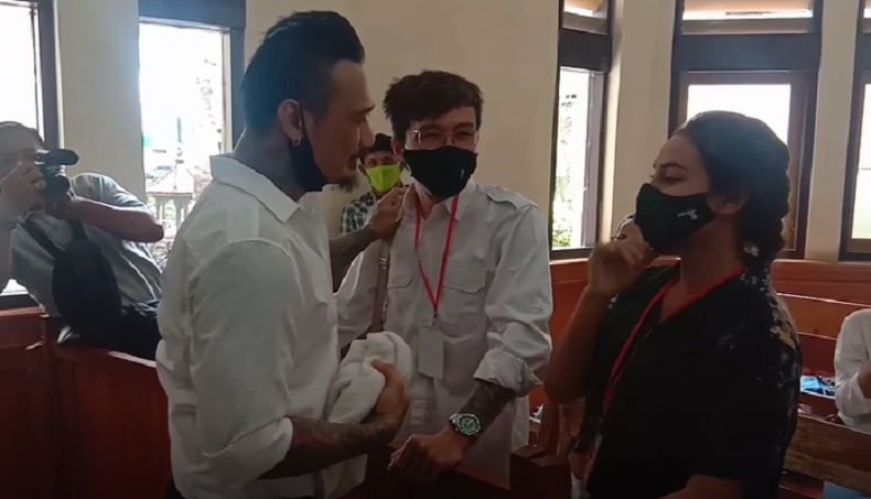 title Cuitan 'IDI Kacung WHO', Jerinx Divonis 1 Tahun 2 Bulan Penjara Cuitan 'IDI Kacung WHO', Jerinx Divonis 1 Tahun 2 Bulan Penjara