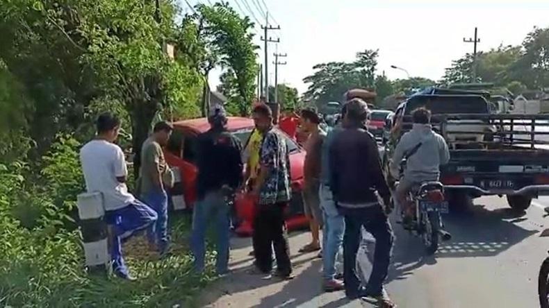 Sopir Panik usai Tabrak Lari, Minibus di Pasuruan Hantam Elf hingga Rusak Parah