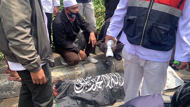 title Pria Lansia Tewas Terhimpit Kerumunan Massa Penyambut Kepulangan Habib Rizieq Pria Lansia Tewas Terhimpit Kerumunan Massa Penyambut Kepulangan Habib Rizieq