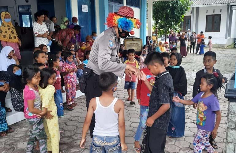 Demi Hibur Anak-anak di Pengungsian, Polisi di Magelang Ini Rela Jadi Badut