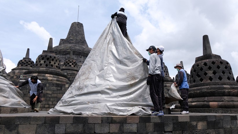 Stupa Candi Borobudur Ditutup, Antisipasi Hujan Abu Vulkanik Gunung Merapi - Bagian 1