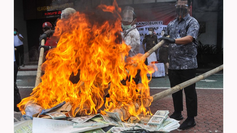 Kejari Jakarta Utara Musnahkan Uang Dolar Palsu dan Senjata Api Ilegal - Bagian 2