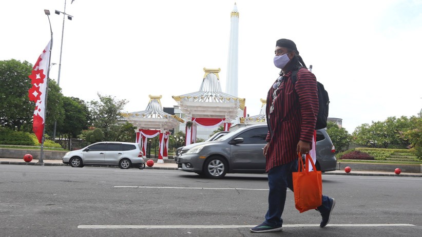 Seniman Ini Jalan Kaki Surabaya-Jakarta Sambil Bagikan Masker dan Vitamin - Bagian 5