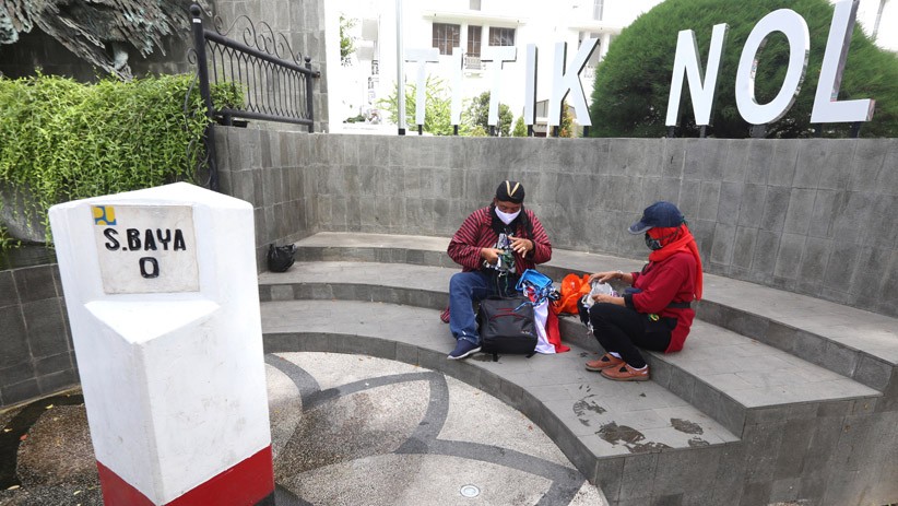 Seniman Ini Jalan Kaki Surabaya-Jakarta Sambil Bagikan Masker dan Vitamin - Bagian 4