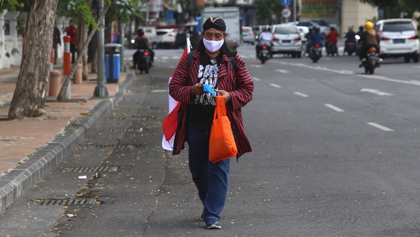 Seniman Ini Jalan Kaki Surabaya-Jakarta Sambil Bagikan Masker dan Vitamin - Bagian 1