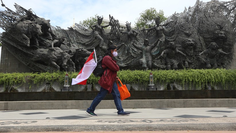 Seniman Ini Jalan Kaki Surabaya-Jakarta Sambil Bagikan Masker dan Vitamin - Bagian 2