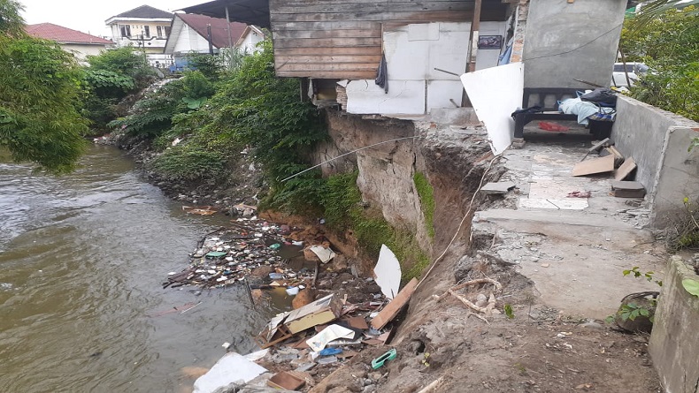 Satu Rumah di Medan Maimun Hanyut akibat Abrasi Sungai Deli