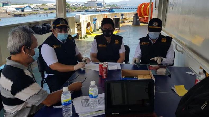 title Imigrasi Periksa Dokumen 22 Awak Kapal dari China di Bitung Imigrasi Periksa Dokumen 22 Awak Kapal dari China di Bitung