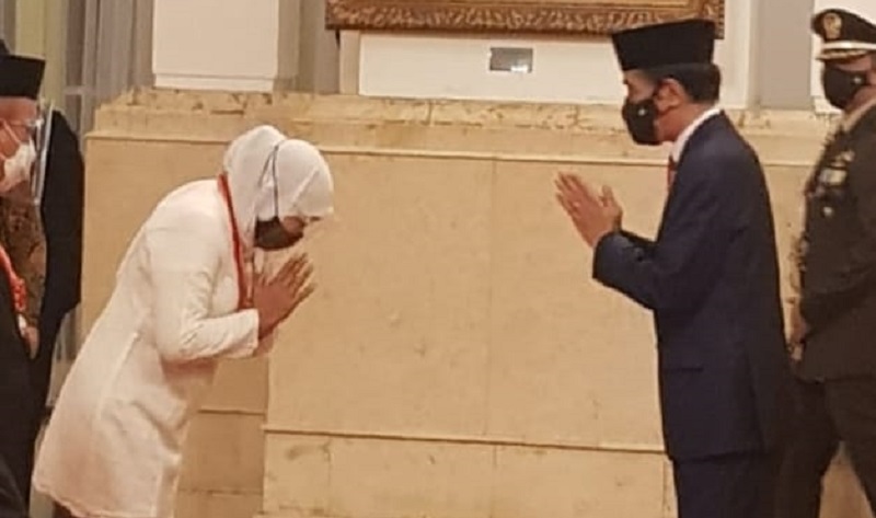 Khofifah Dapat Anugerah Bintang Mahaputra Utama dari Presiden Jokowi