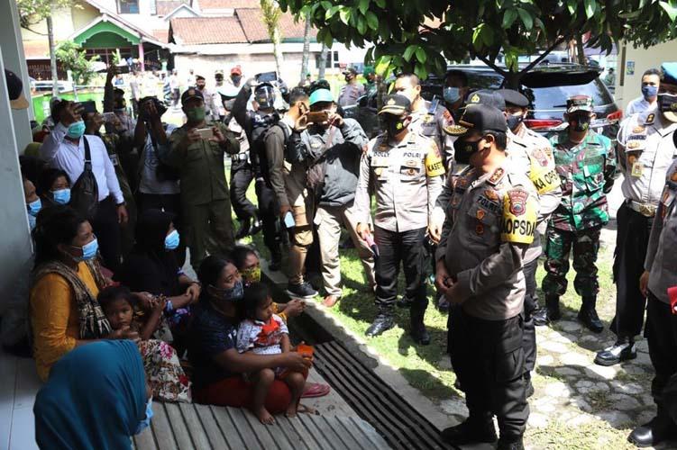 title Cegah Klaster Covid, Polda Jateng Siagakan Dokkes di Barak Pengungsian Merapi Cegah Klaster Covid, Polda Jateng Siagakan Dokkes di Barak Pengungsian Merapi