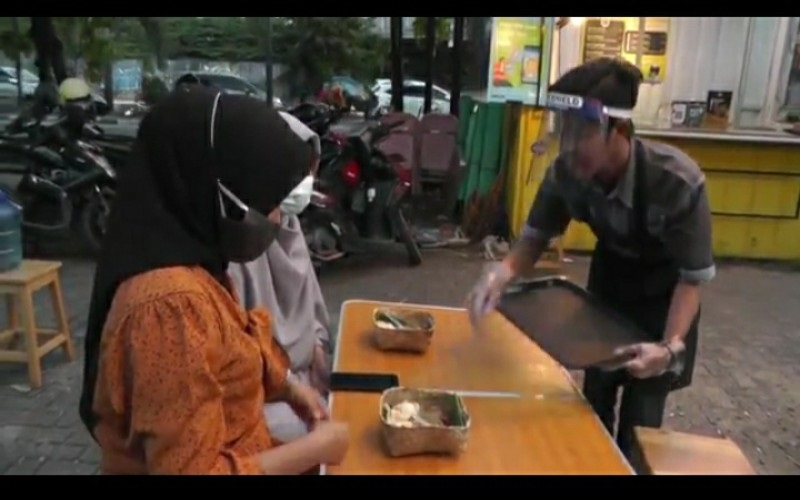 Sensasi Luar Biasa Menyantap Nasi Goreng Hitam Tinta Cumi