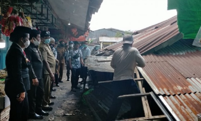 title Pasar Beringin Singkawang Ambruk, Wali Kota Tjhai Chui Mie: Bangunan Sudah Tua Pasar Beringin Singkawang Ambruk, Wali Kota Tjhai Chui Mie: Bangunan Sudah Tua