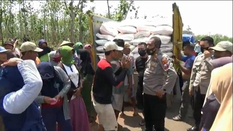 title Pupuk Subsidi Langka, Ratusan Petani Sawah Tadah Hujan di Tuban Hadang Truk Distributor Pupuk Subsidi Langka, Ratusan Petani Sawah Tadah Hujan di Tuban Hadang Truk Distributor