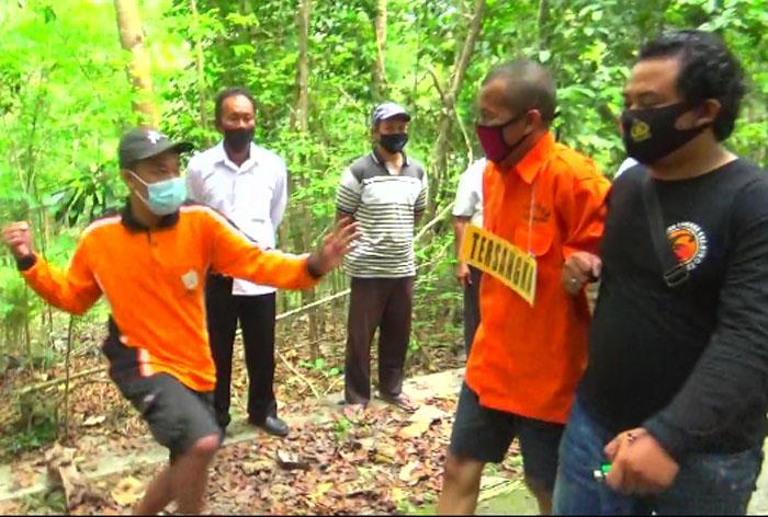 Tak Terima Ibunya Dibakar, Anak Korban Pukul Pelaku Pembakaran Janda saat Rekonstruksi