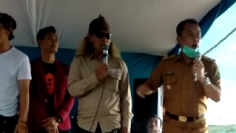 Viral, Kades Tenjolaya Berseragam ASN Kampanyekan Paslon Pilbup Bandung di Hajatan Warga