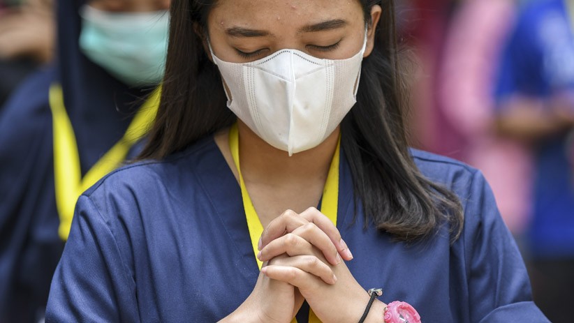 Tim Medis Tepuk Tangan 56 Detik Memperingati Hari Kesehatan Nasional - Bagian 4