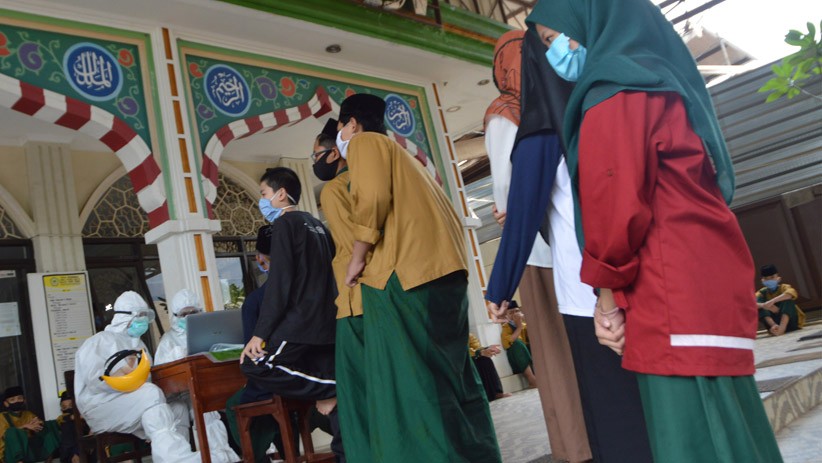 Santri Pondok Pesantren Baitul Hikmah Depok Jalani Tes Swab Covid-19 - Bagian 4