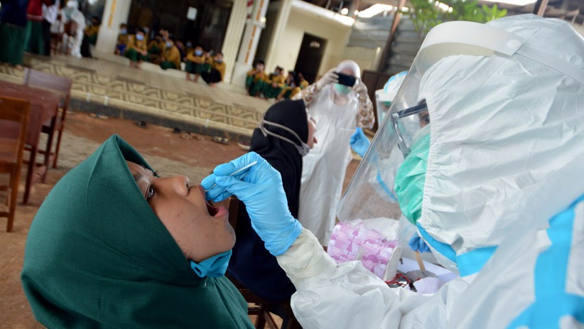 Santri Pondok Pesantren Baitul Hikmah Depok Jalani Tes Swab Covid-19 - Bagian 2