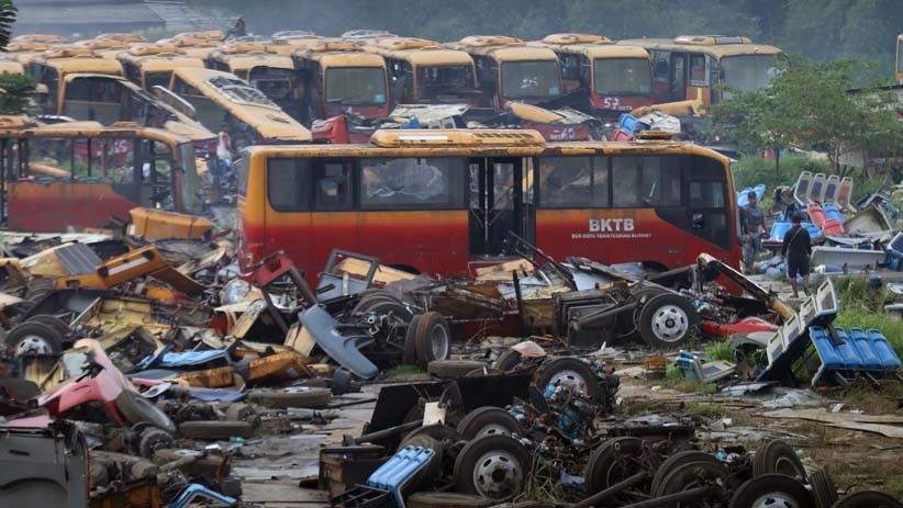 Penampakan 300 Bus Transjakarta Dipotong-potong Jadi Bagian Kecil - Bagian 1