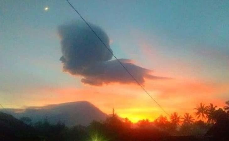 Penampakan Awan Mirip Semar di Magelang