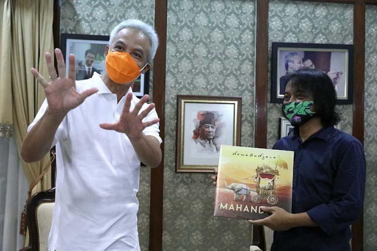 Bertamu ke Ganjar, Gitaris Dewa Budjana Bawa 5 Piringan Hitam 