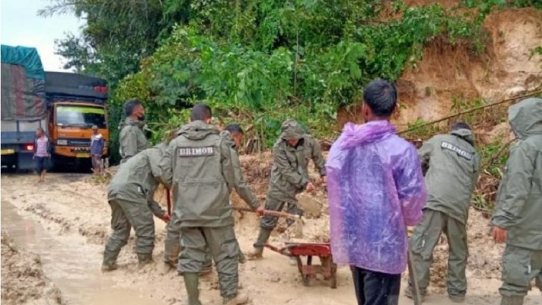 Brimob Polda Sumut Bantu Sterilisasi Longsor di Jalan Penghubung Tapsel-Taput