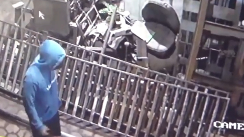 Pria di Padang Mengendap-Endap Curi Bongkahan Besi, Aksinya Terekam CCTV