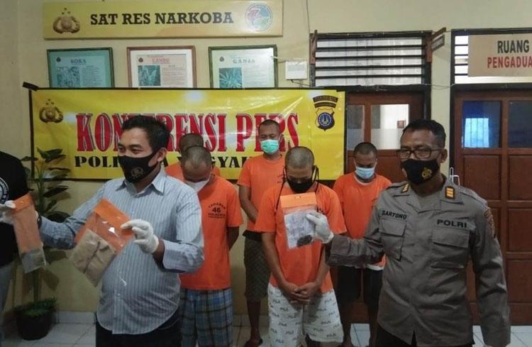 title Edarkan Ganja di Kalangan Mahasiswa, 2 Pemuda Diamankan Polisi Edarkan Ganja di Kalangan Mahasiswa, 2 Pemuda Diamankan Polisi