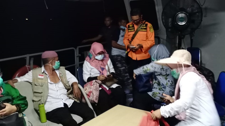 Kapal Karam, Rombongan Tenaga Medis di Makassar Terombang-ambing di Laut
