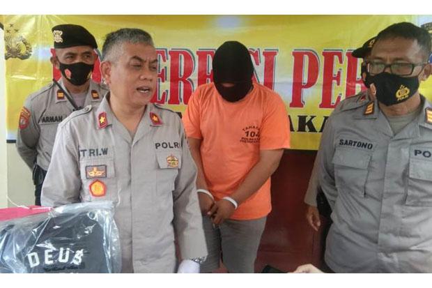  Tanpa Alasan Jelas, Pemuda Ini Bacok Dua Orang di Jalan 