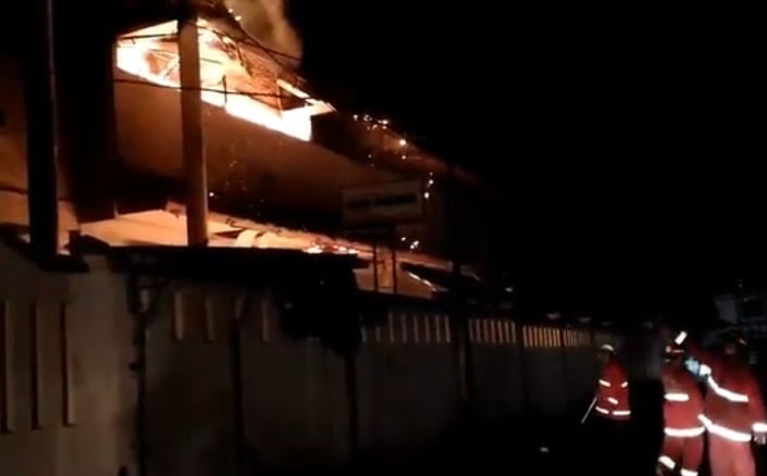 Ratusan Kios di Pasar Weleri Kendal Terbakar, 10 Mobil Pemadam Dikerahkan