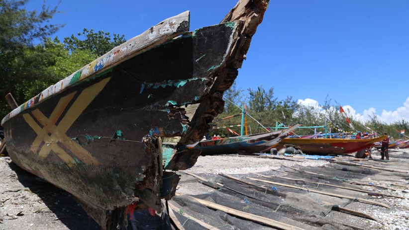 Nelayan Kenjeran Perbaiki Perahu Rusak Diterjang Gelombang Tinggi - Bagian 2