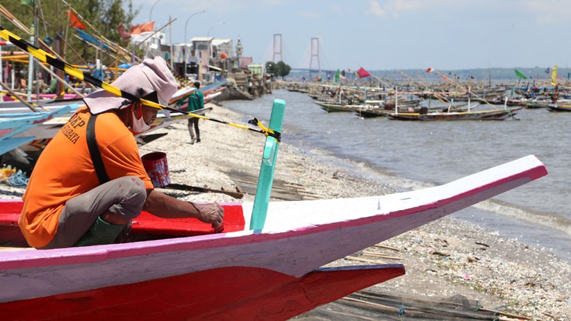 Nelayan Kenjeran Perbaiki Perahu Rusak Diterjang Gelombang Tinggi - Bagian 1